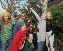 Y8 decorating christmas tree